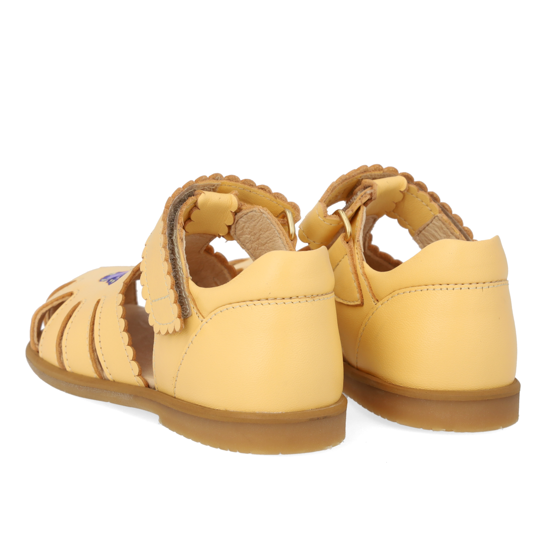 Sandal med lukket tå og sommerfugl