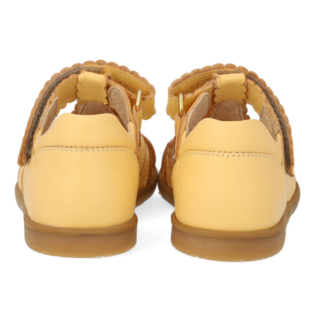 Sandal med lukket tå og sommerfugl