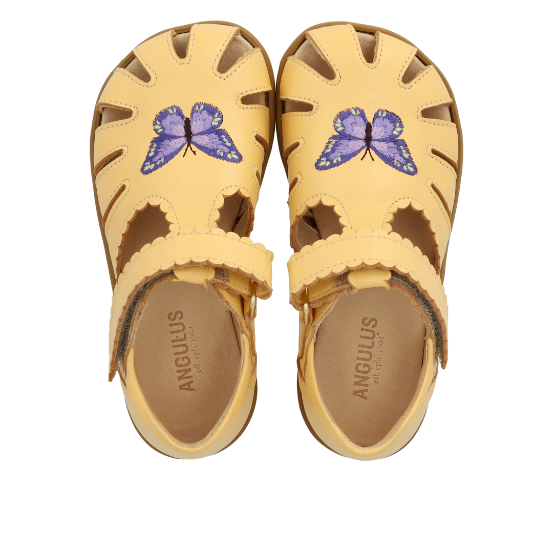 Sandal med lukket tå og sommerfugl