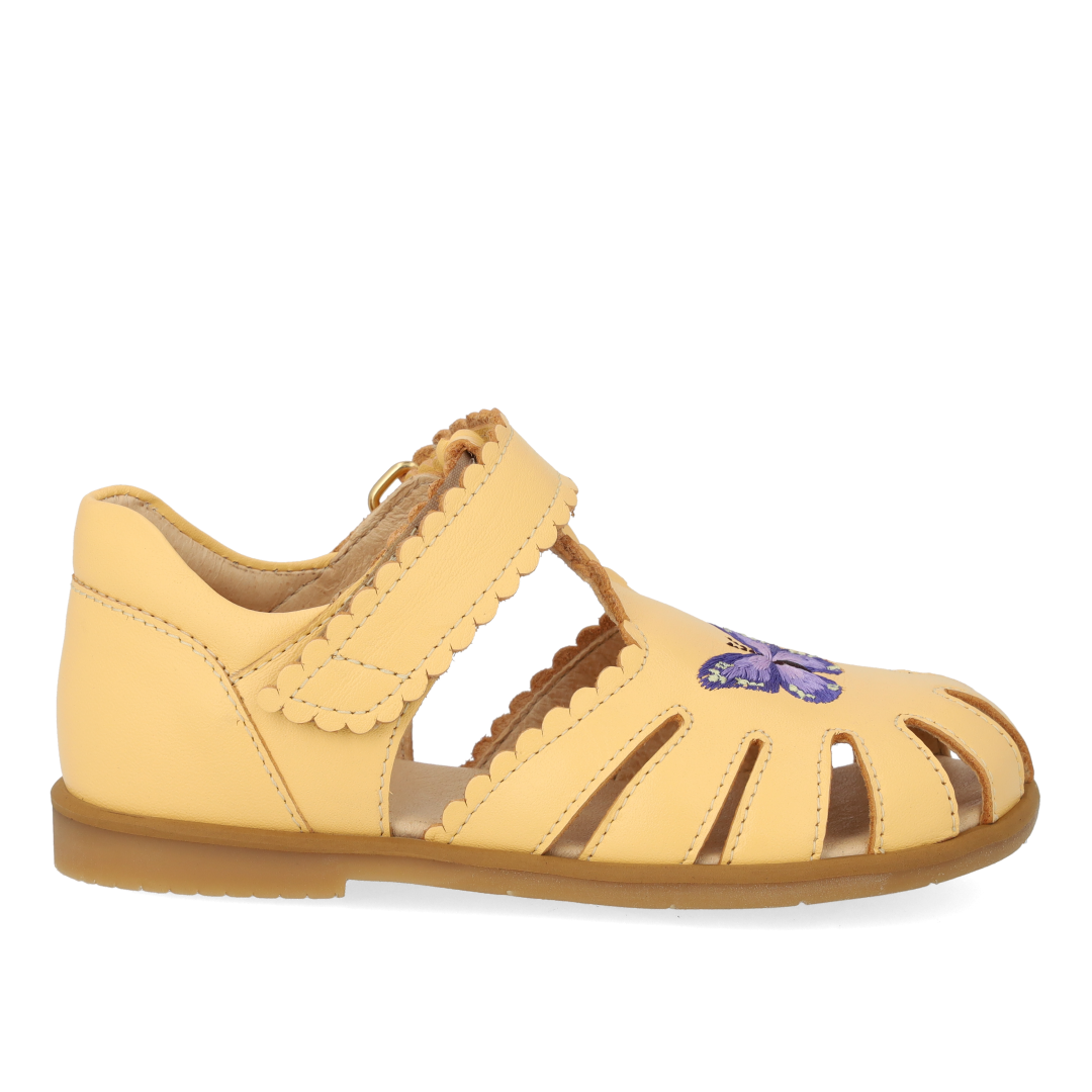Sandal med lukket tå og sommerfugl