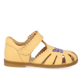 Sandal med lukket tå og sommerfugl