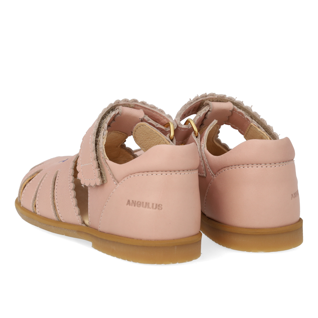 Sandal med lukket tå og sommerfugl