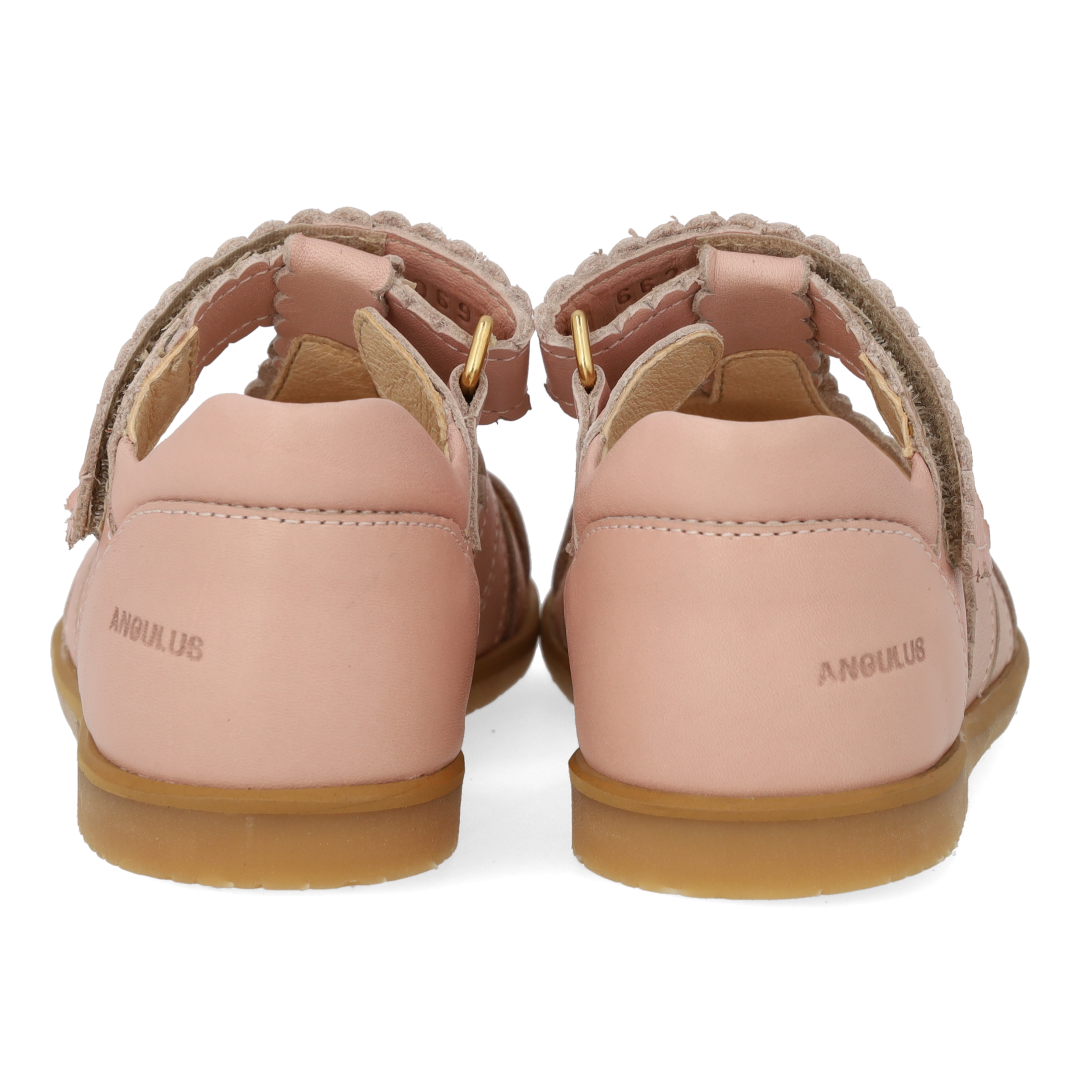 Sandal med lukket tå og sommerfugl