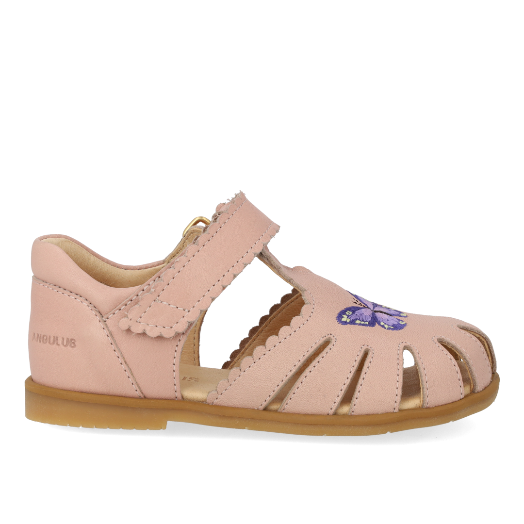 Sandal med lukket tå og sommerfugl