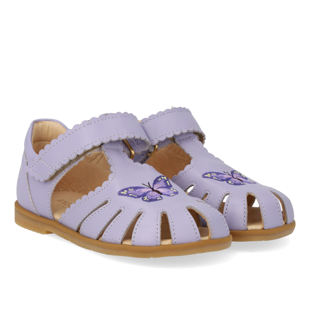 Sandal med lukket tå og sommerfugl