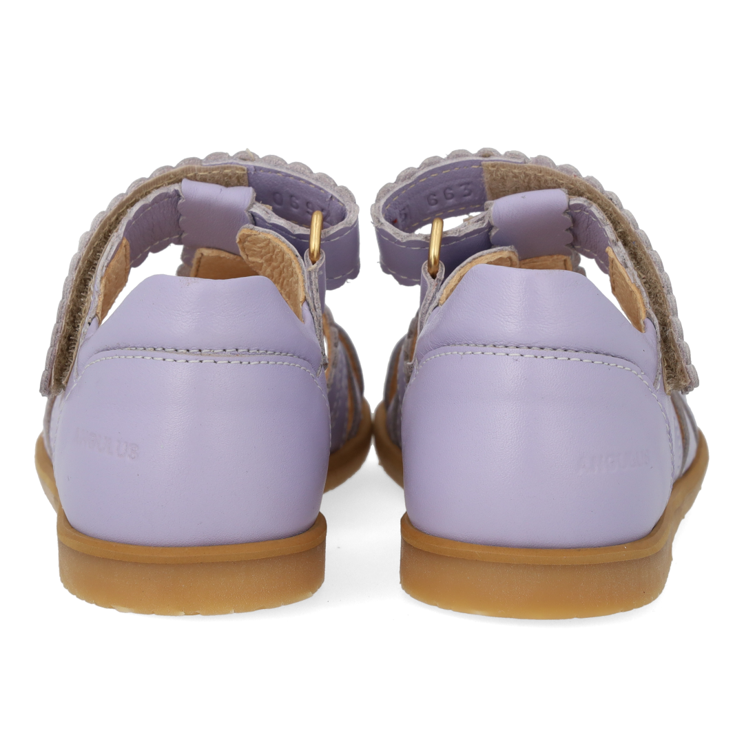Sandal med lukket tå og sommerfugl