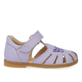 Sandal med lukket tå og sommerfugl