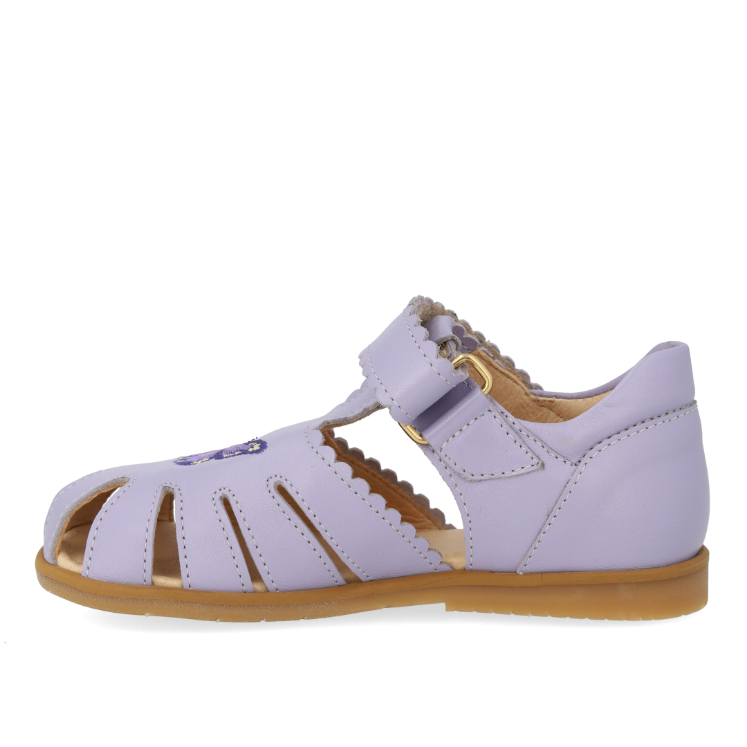 Sandal med lukket tå og sommerfugl