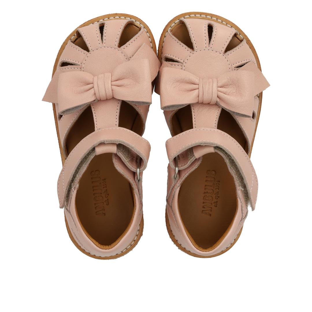 Sandal med lukket tå og sløjfe