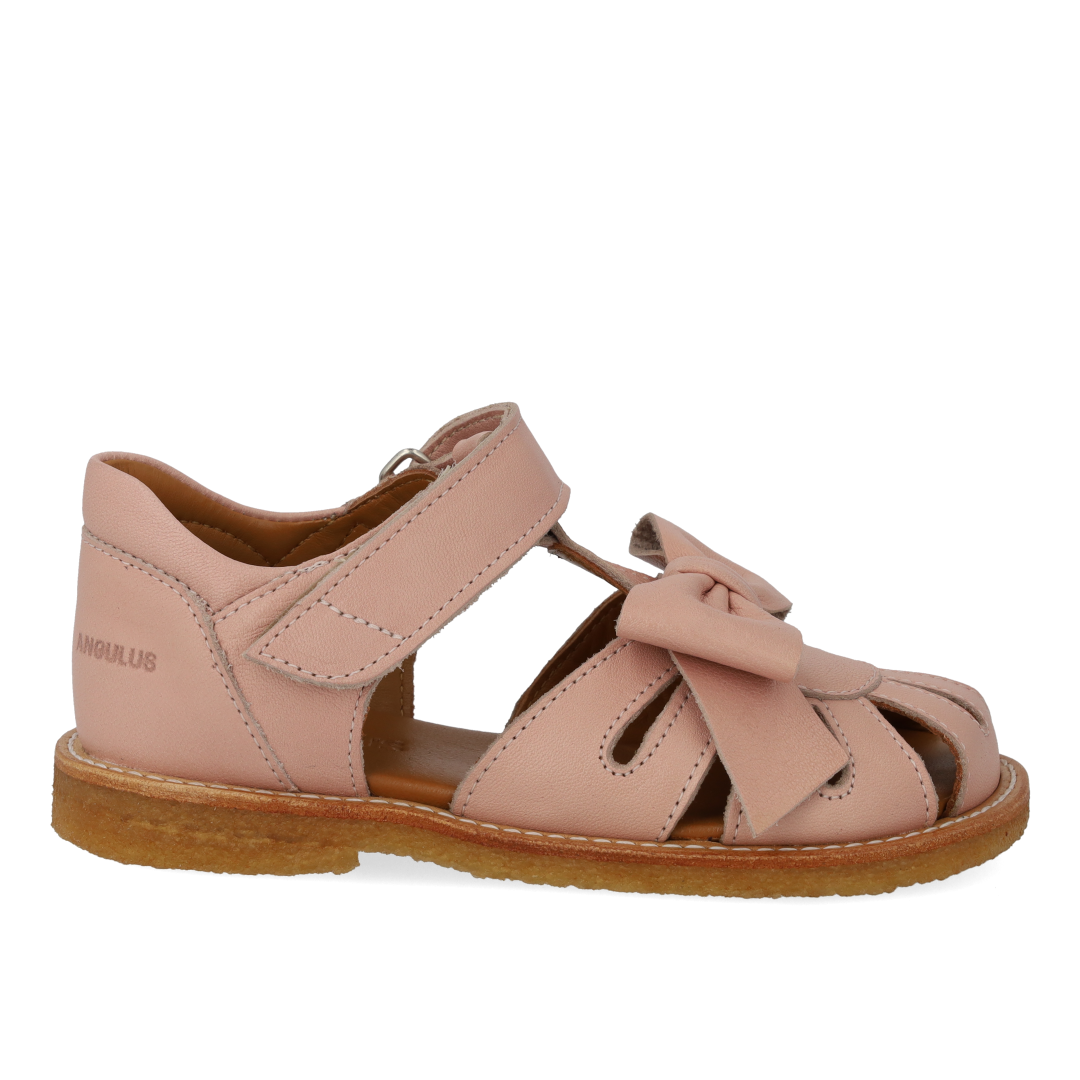 Sandal med lukket tå og sløjfe