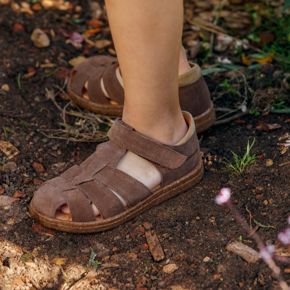 Sandal med justerbar velcrolukning