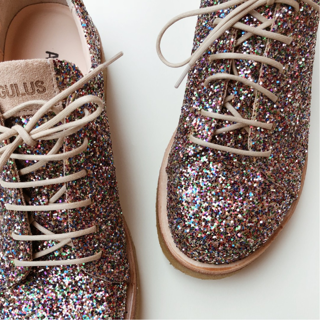 Sneaker i glitter på plateausål