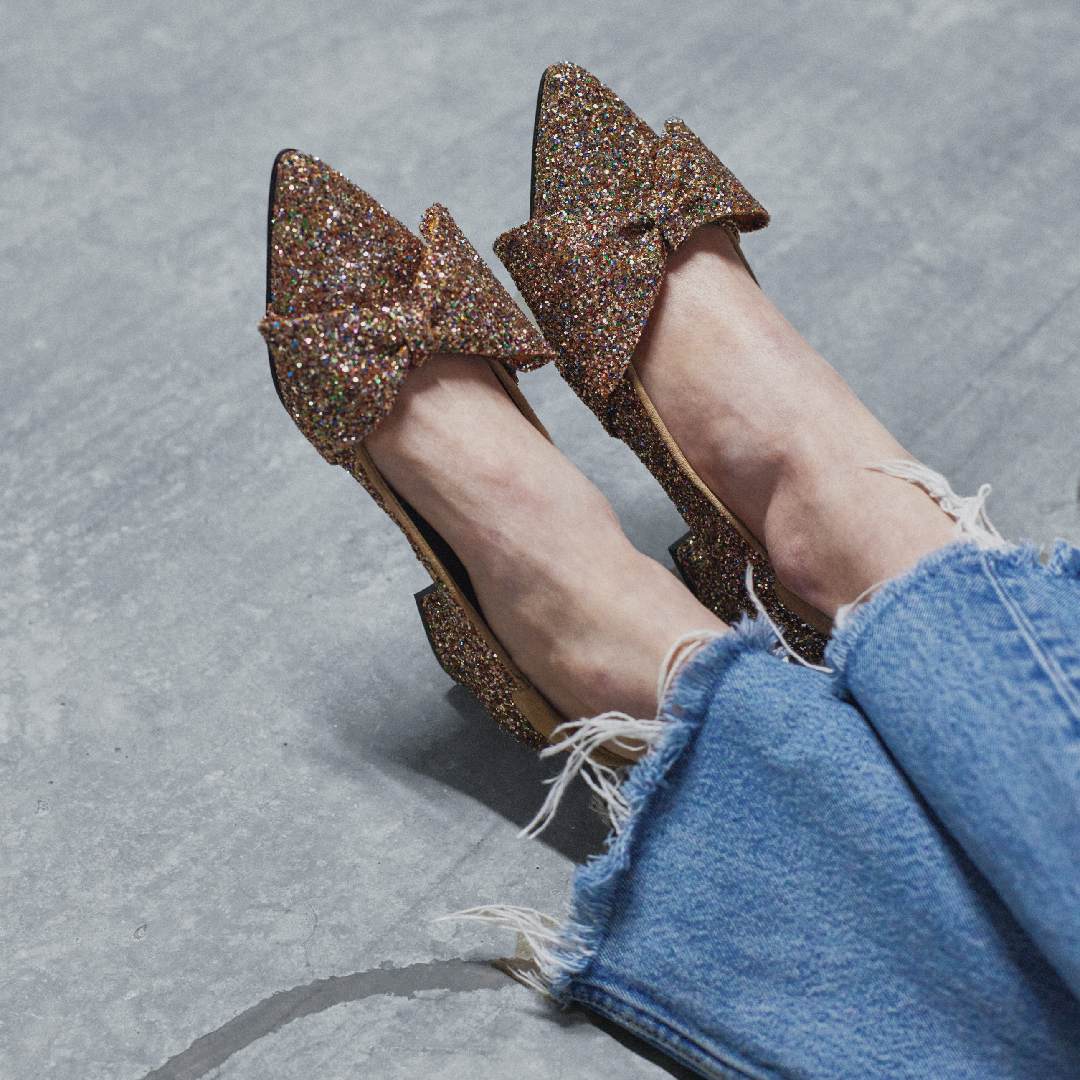 Sløjfe pump i funklende glitter