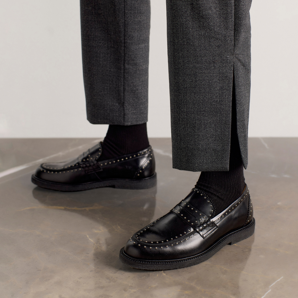 Klassisk Penny loafer med dekorative sølvnitter