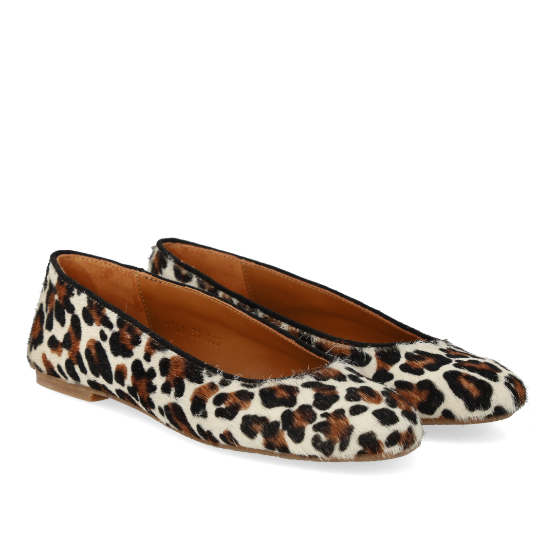 Ballerina i leopardmønstret pony-pels