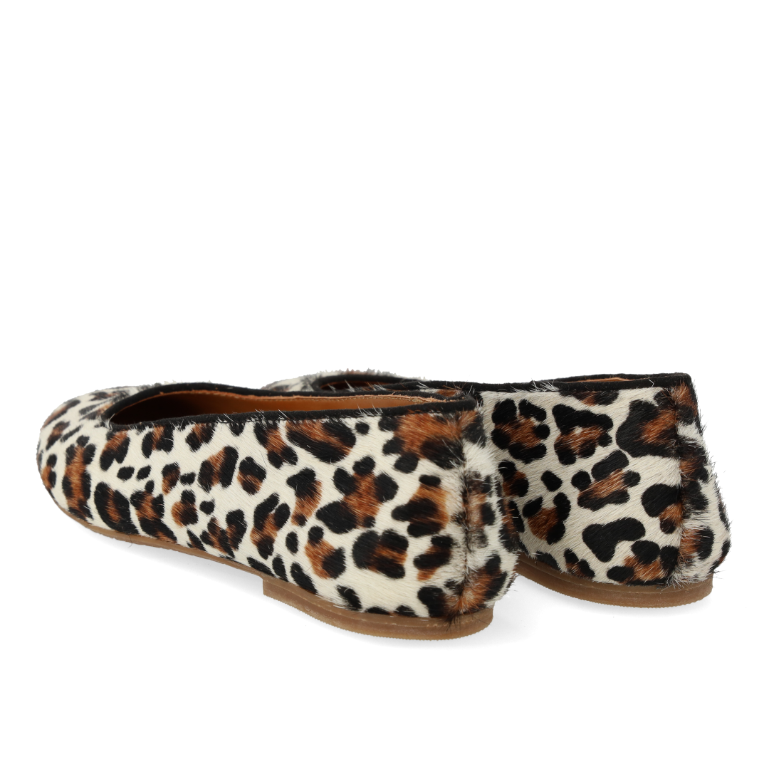 Ballerina i leopardmønstret pony-pels