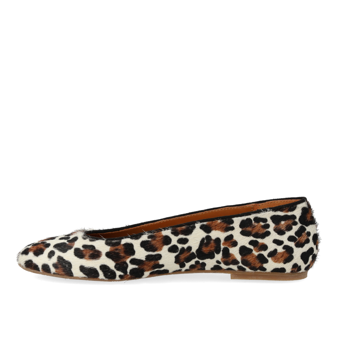 Ballerina i leopardmønstret pony-pels