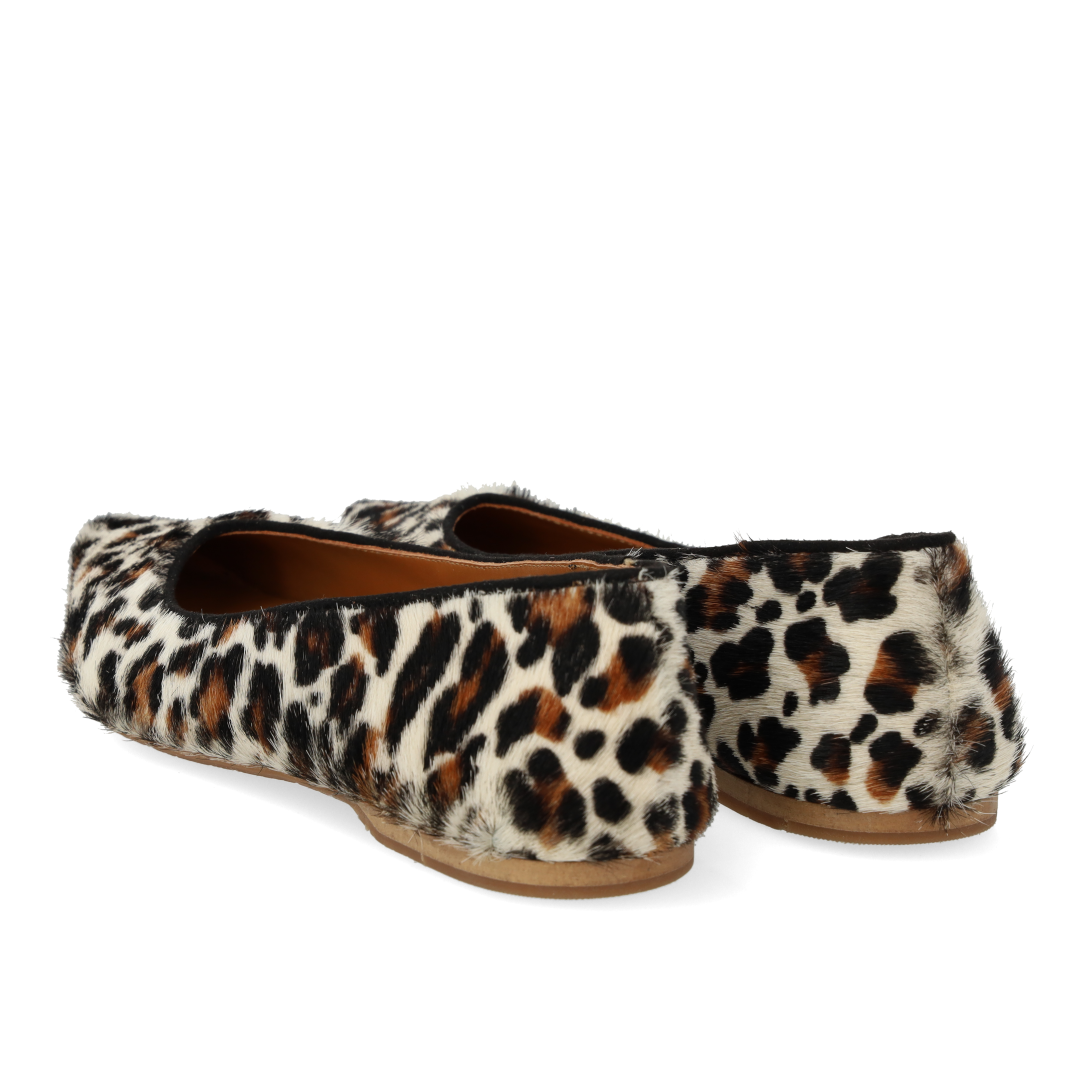 Spids ballerina i leopardmønstret pony-pels
