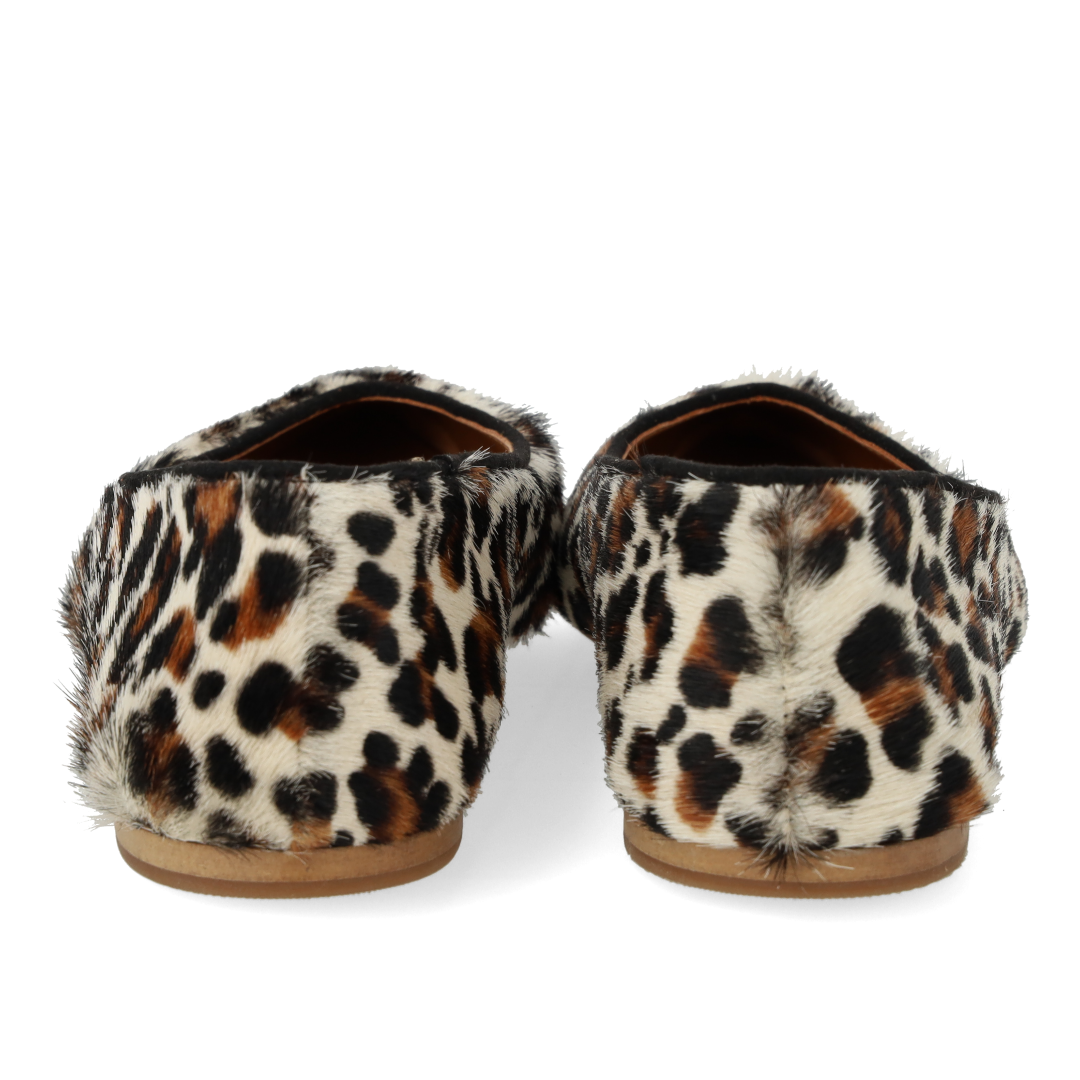 Spids ballerina i leopardmønstret pony-pels
