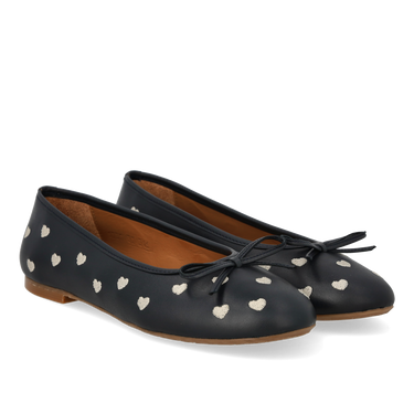 Ballerina med kontrast hjertebroderi