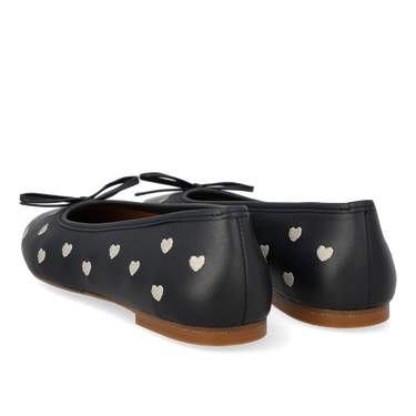 Ballerina med kontrast hjertebroderi