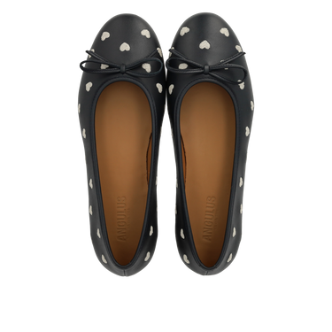 Ballerina med kontrast hjertebroderi