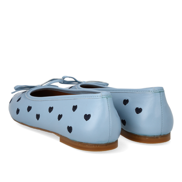 Ballerina med kontrast hjertebroderi