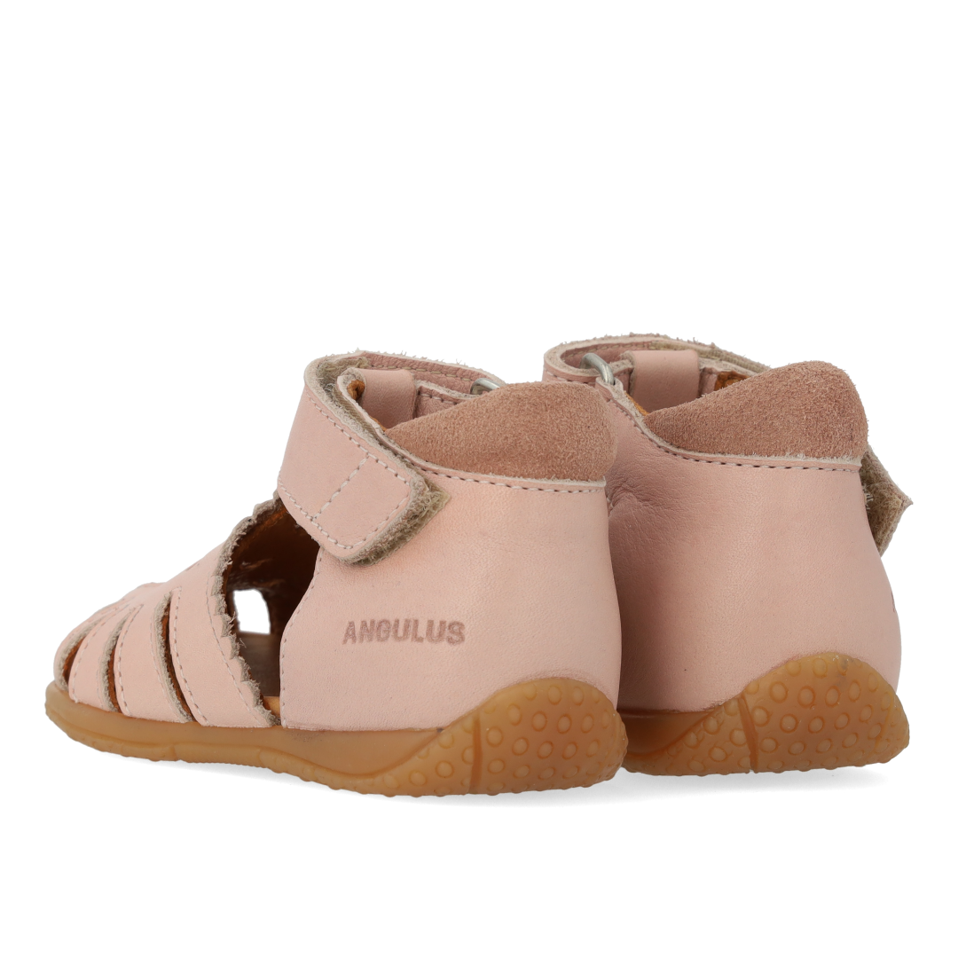Den første sandal med udstanset hjertemønster