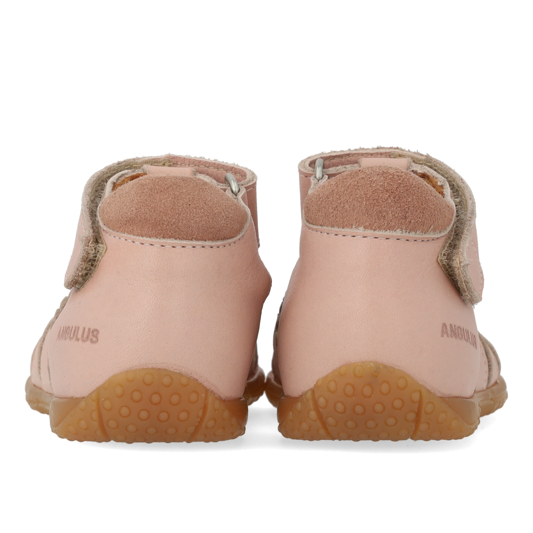 Den første sandal med udstanset hjertemønster
