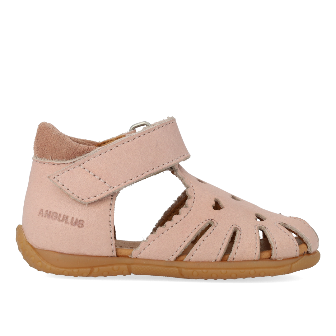 Den første sandal med udstanset hjertemønster