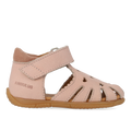 Den første sandal med udstanset hjertemønster