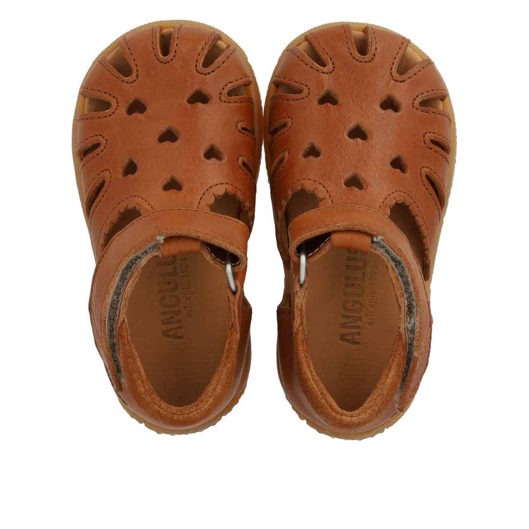 Den første sandal med udstanset hjertemønster