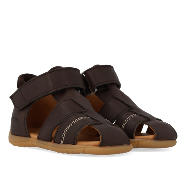 Den første sandal med kontraststikninger