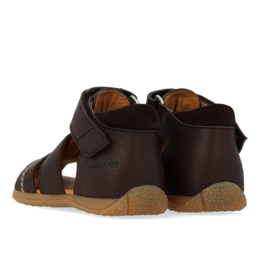 Den første sandal med kontraststikninger