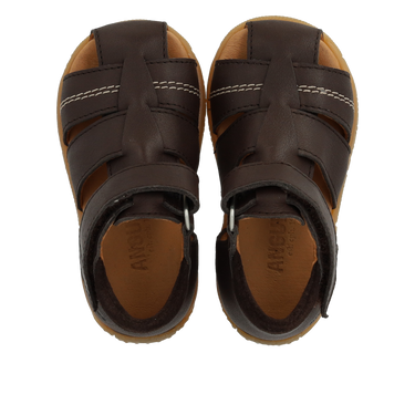 Den første sandal med kontraststikninger