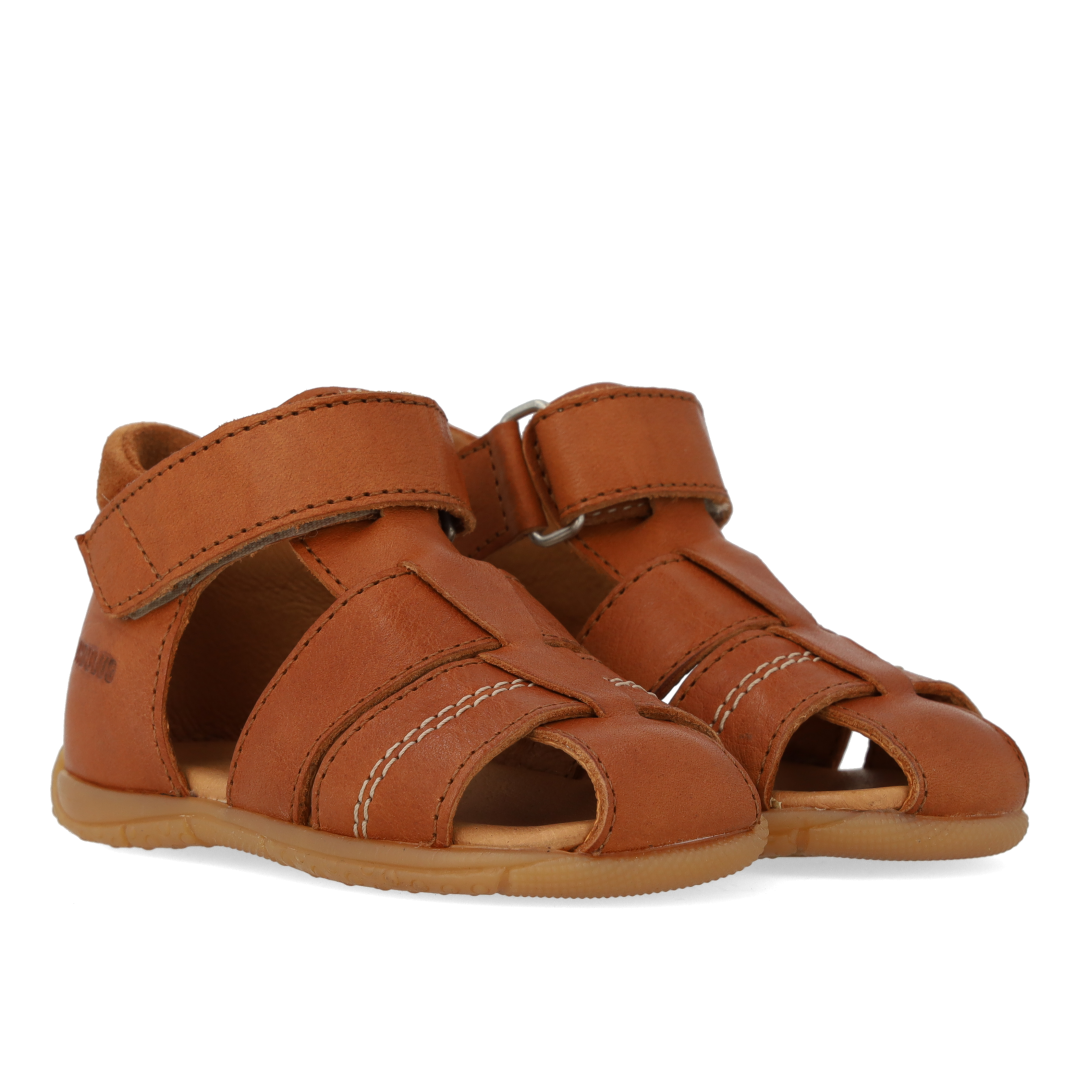 Den første sandal med kontraststikninger