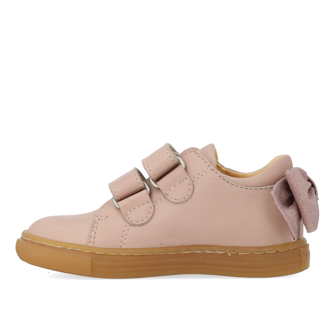 Begynder sneaker med funklende glittersløjfe