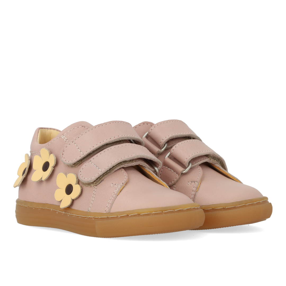 Begynder sneaker med blomsterapplikationer