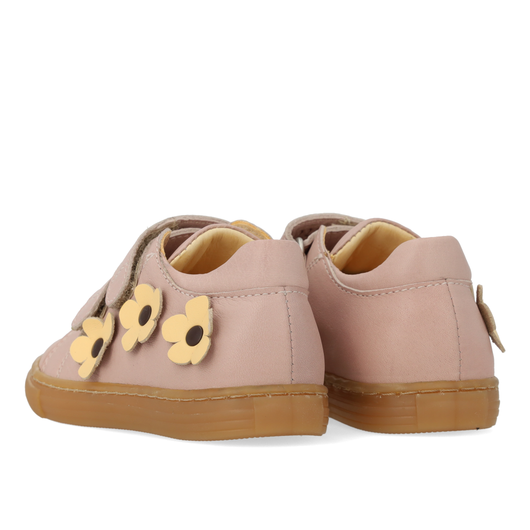 Begynder sneaker med blomsterapplikationer