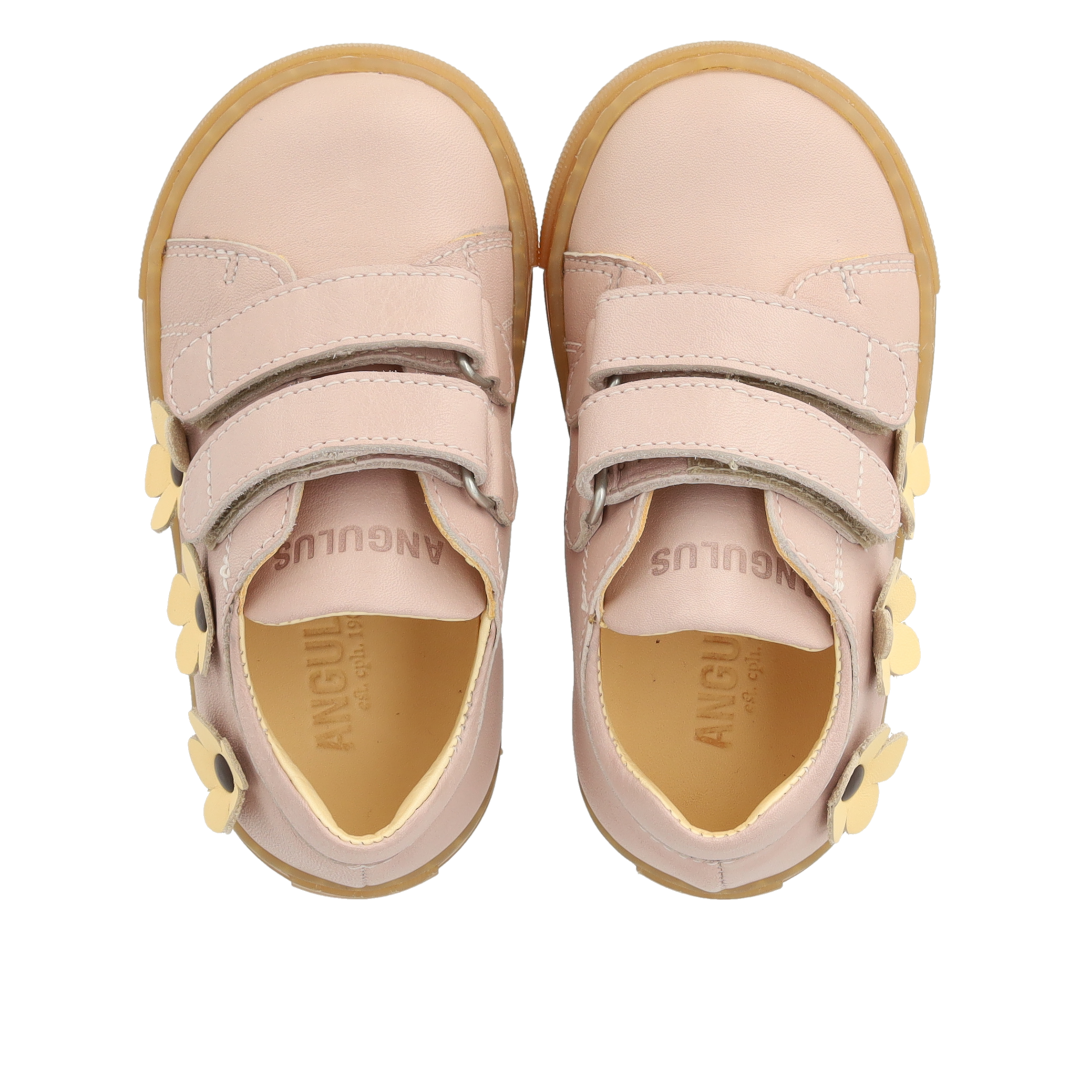 Begynder sneaker med blomsterapplikationer