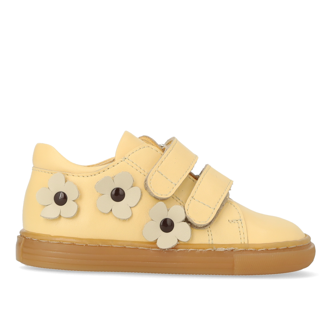 Begynder sneaker med blomsterapplikationer