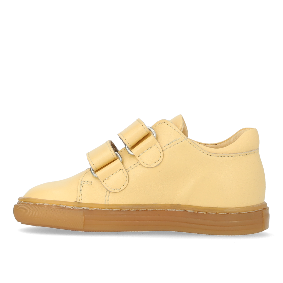 Begynder sneaker med blomsterapplikationer