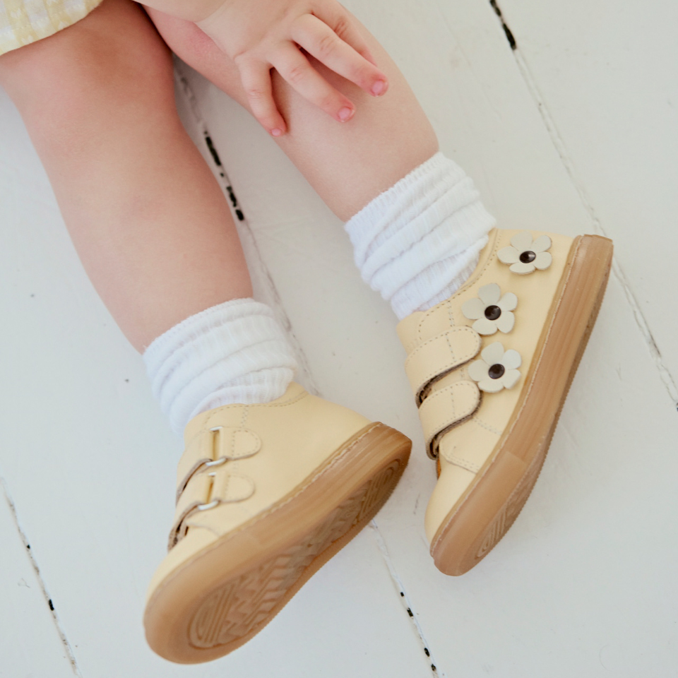 Begynder sneaker med blomsterapplikationer