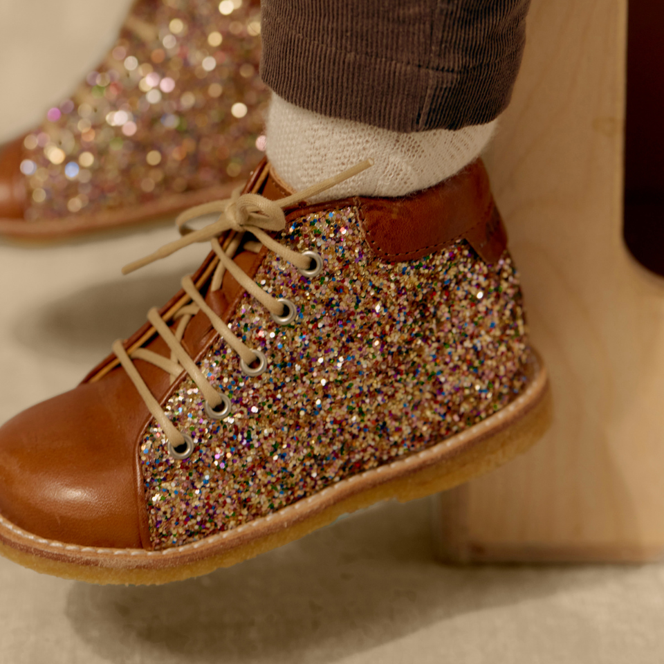 Klassisk begynder snøresko med funklende glitter
