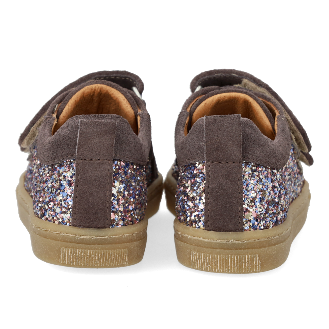 Funklende glitter-sneaker med ruskindskanter
