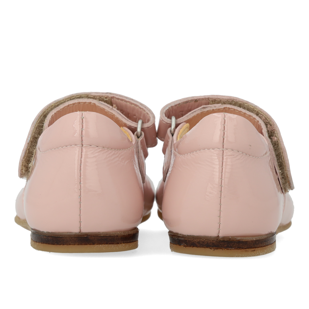 Ballerina med udstandset hjertemotiv