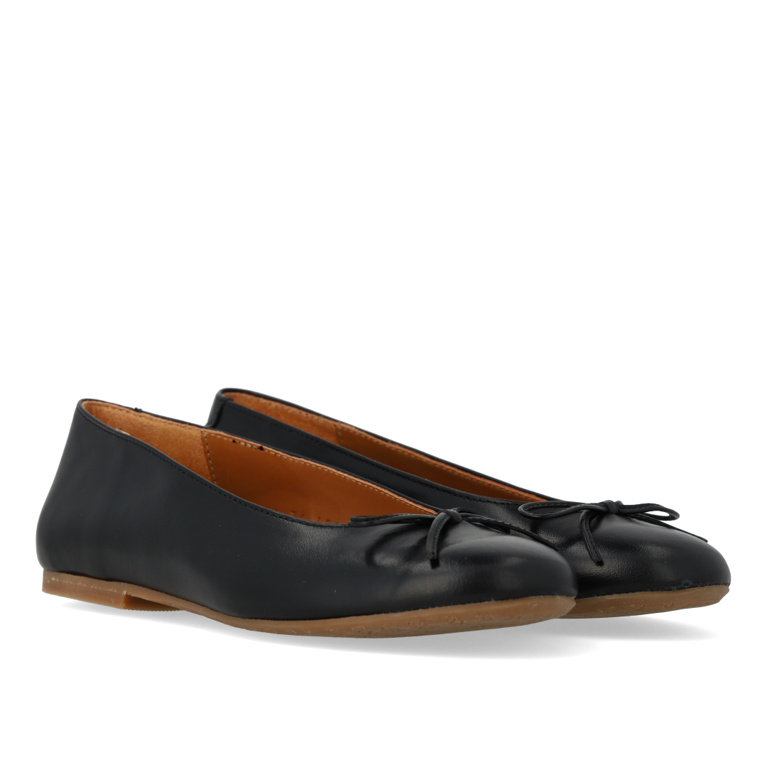 Ballerina i læder med sløjfedetalje