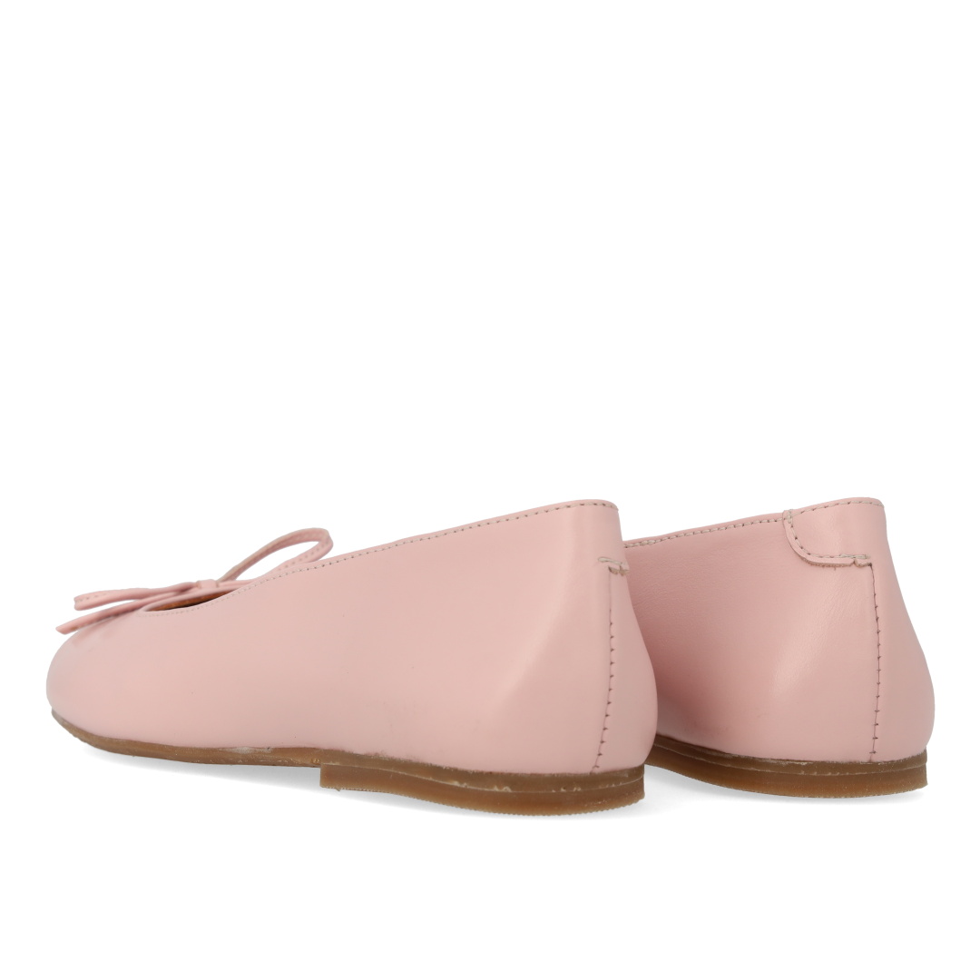 Ballerina i læder med sløjfedetalje