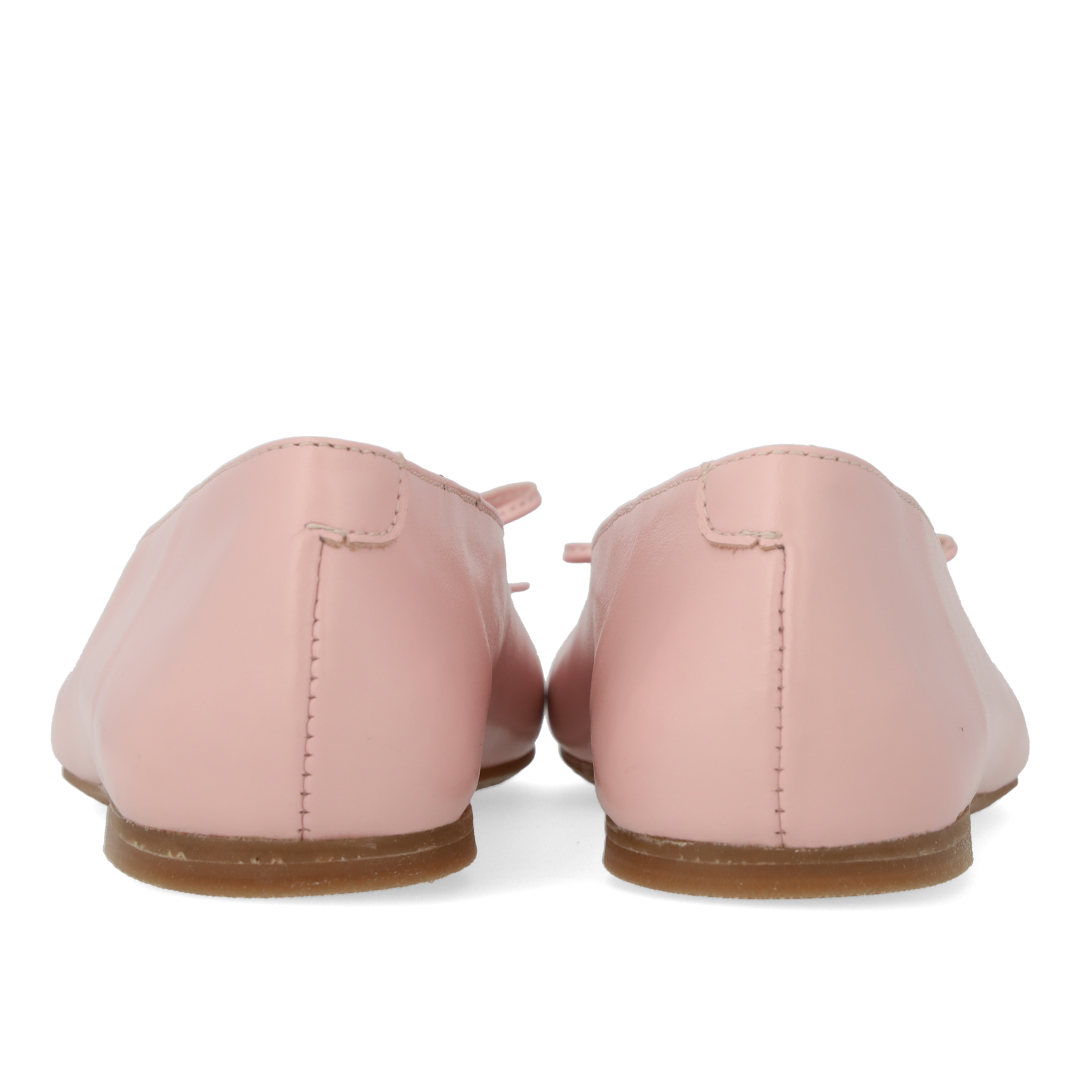 Ballerina i læder med sløjfedetalje