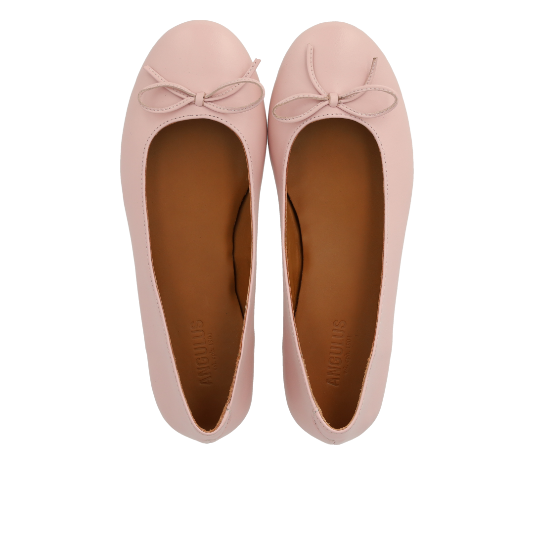 Ballerina i læder med sløjfedetalje